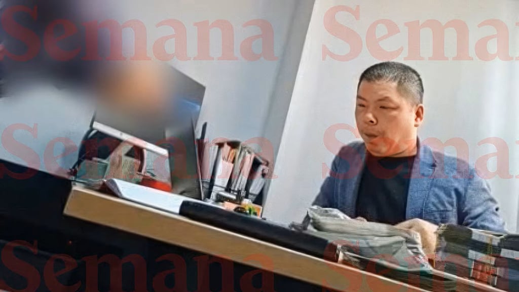 A Chinese contractor was seen handing over a bag of cash in video obtained by Semana; the footage is now in the possession of the Colombian Prosecutor’s Office as part of a formal complaint. Photo: Semana Magazine A Chinese contractor was seen handing over a bag of cash in video obtained by Semana; the footage is now in the possession of the Colombian Prosecutor’s Office as part of a formal complaint. Photo: Semana Magazine