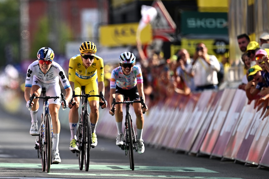 Demi Vollering, Marlen Reusser and Katarzyna Niewiadoma-Phinney sprint.