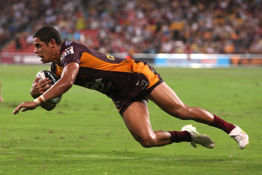 A man goes in to score a try in his NRL debut.