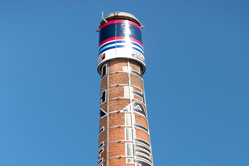 A chimney with red and blue colours on it