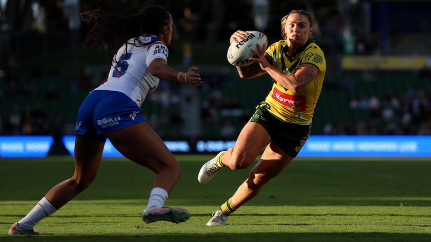 Julia Robinson scores a try for the Jillaroos against England